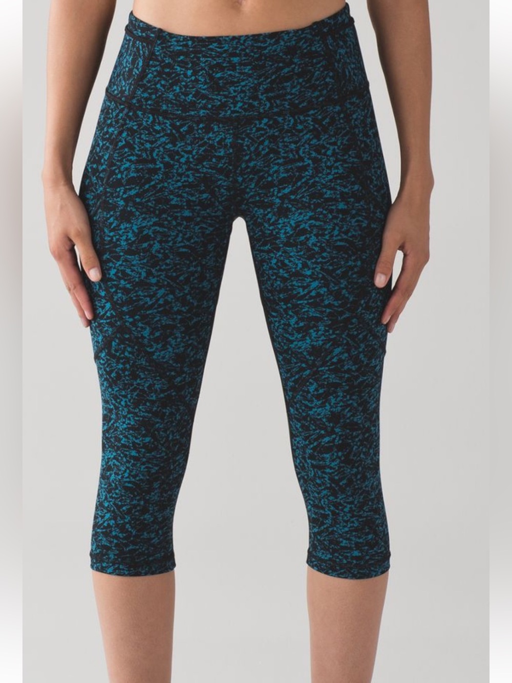 Lululemon Outrun Crop Iced Wave Capri Size 10